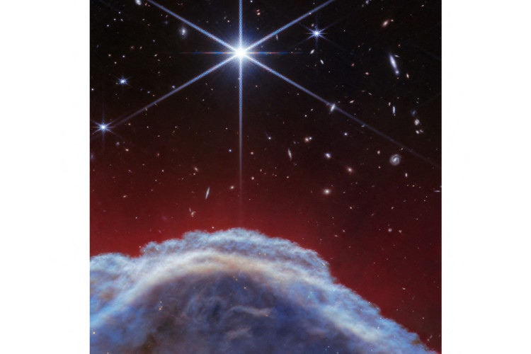 Nebulosa Cabeça de Cavalo, fotografada pelo instrumento NIRCam no Telescópio Webb da Nasa, apresentando uma porção da 