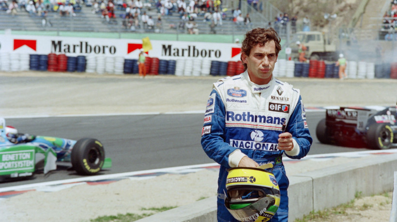 Ayrton Senna faz uma breve pausa após cruzar a pista no caminho de volta aos boxes em 17 de abril de 1994 em Suzuka, Japão  