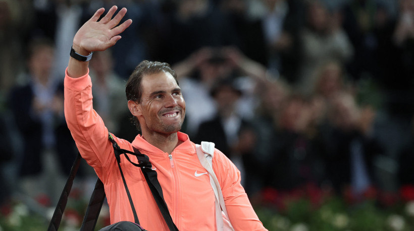 Tenista espanhol Rafael Nadal acena à torcida em despedida do Masters 1000 de Madri 
