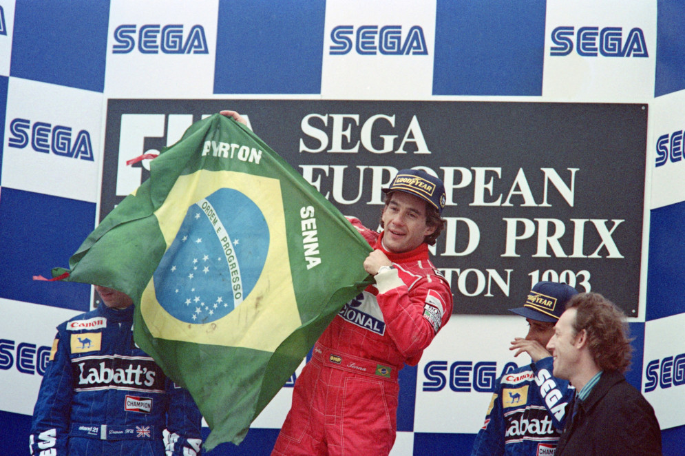 Ayrton Senna agita a bandeira brasileira após vencer o Grande Prêmio da Europa em Donington Park em um McLaren Ford em 11 de abril de 1993 (Foto: PASCAL PAVANI / AFP)