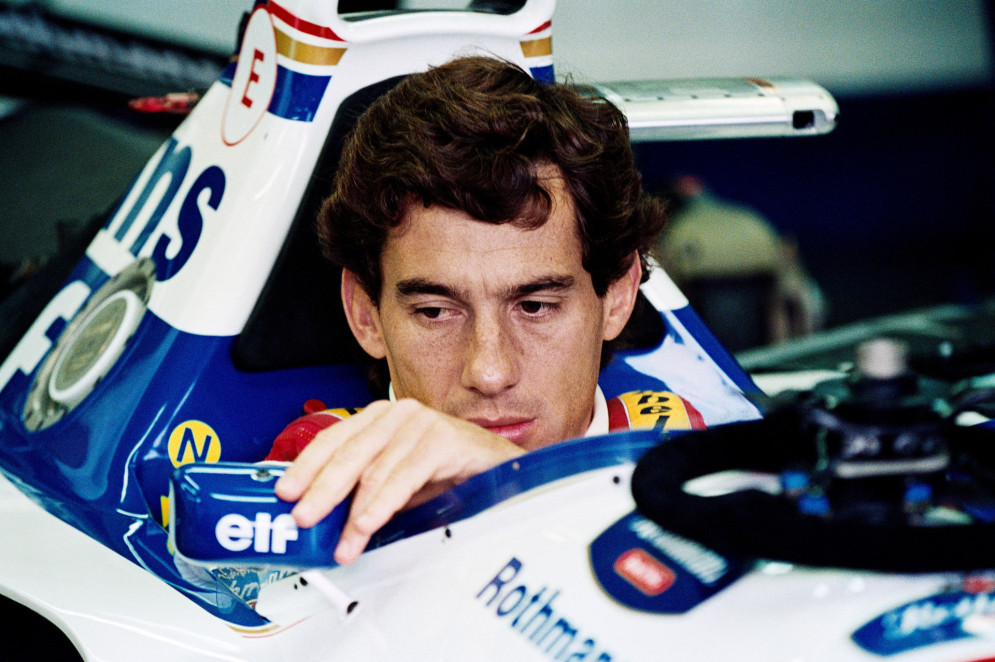 O piloto brasileiro de F1 Ayrton Senna ajusta seu espelho retrovisor nos boxes em 1º de maio de 1994, antes do início do Grande Prêmio de San Marino  (Foto: JEAN-LOUP GAUTREAU / AFP )