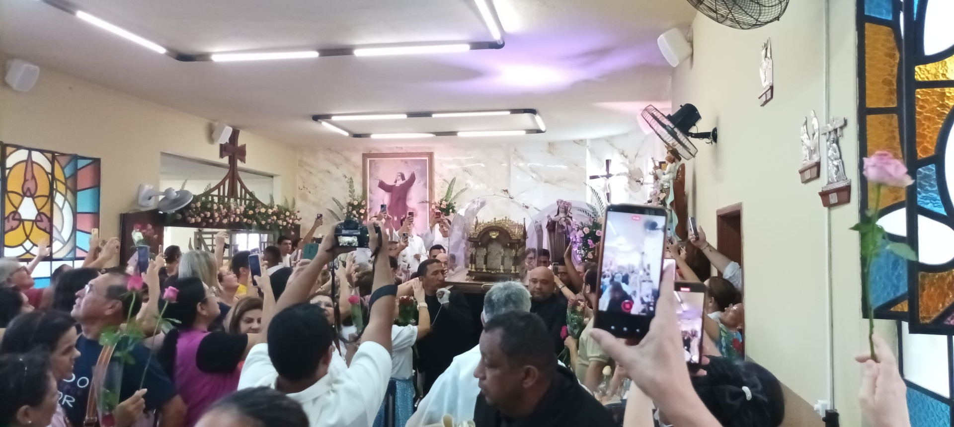 Fieis lotam Carmelo de Santa Terezinha para despedida das relíquias 