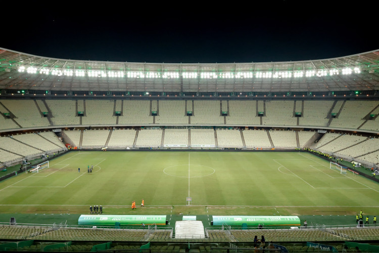 FORTALEZA, CEARÁ,  BRASIL- 01.05.2024: Gramado da Arena Castelão com buracos e sem grama na partes dos goleiros.