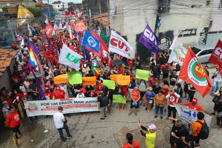 No 1º de maio, Dia do Trabalhador, centrais sindicais fazem manifestação em Fortaleza