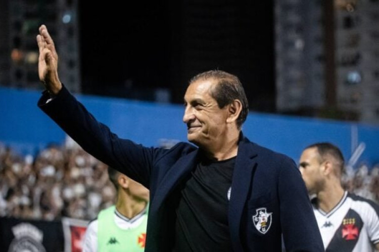 Ex-técnico se pronuncia quatro dias após demissão do clube e utiliza frase que viralizou em 2023 para dar adeus