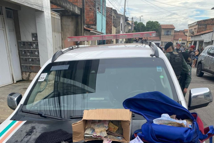 Armas e dinheiro apreendidos pela Polícia Militar na ação