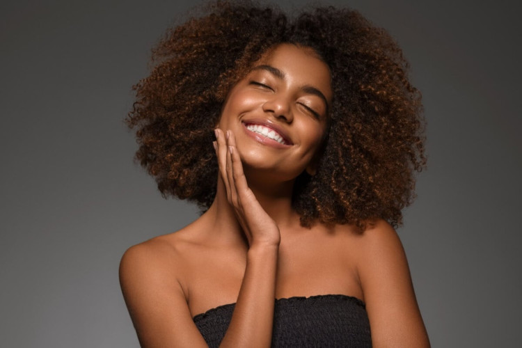 A transição capilar pode ser mais fácil com algumas dicas (Imagem: Irina Bg | Shutterstock)