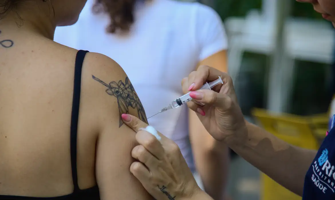 Veja sintomas da influenza, quem pode e onde se vacinar
