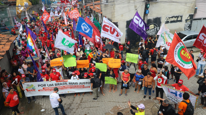 No 1º de maio, Dia do Trabalhador, centrais sindicais fazem manifestação em Fortaleza 