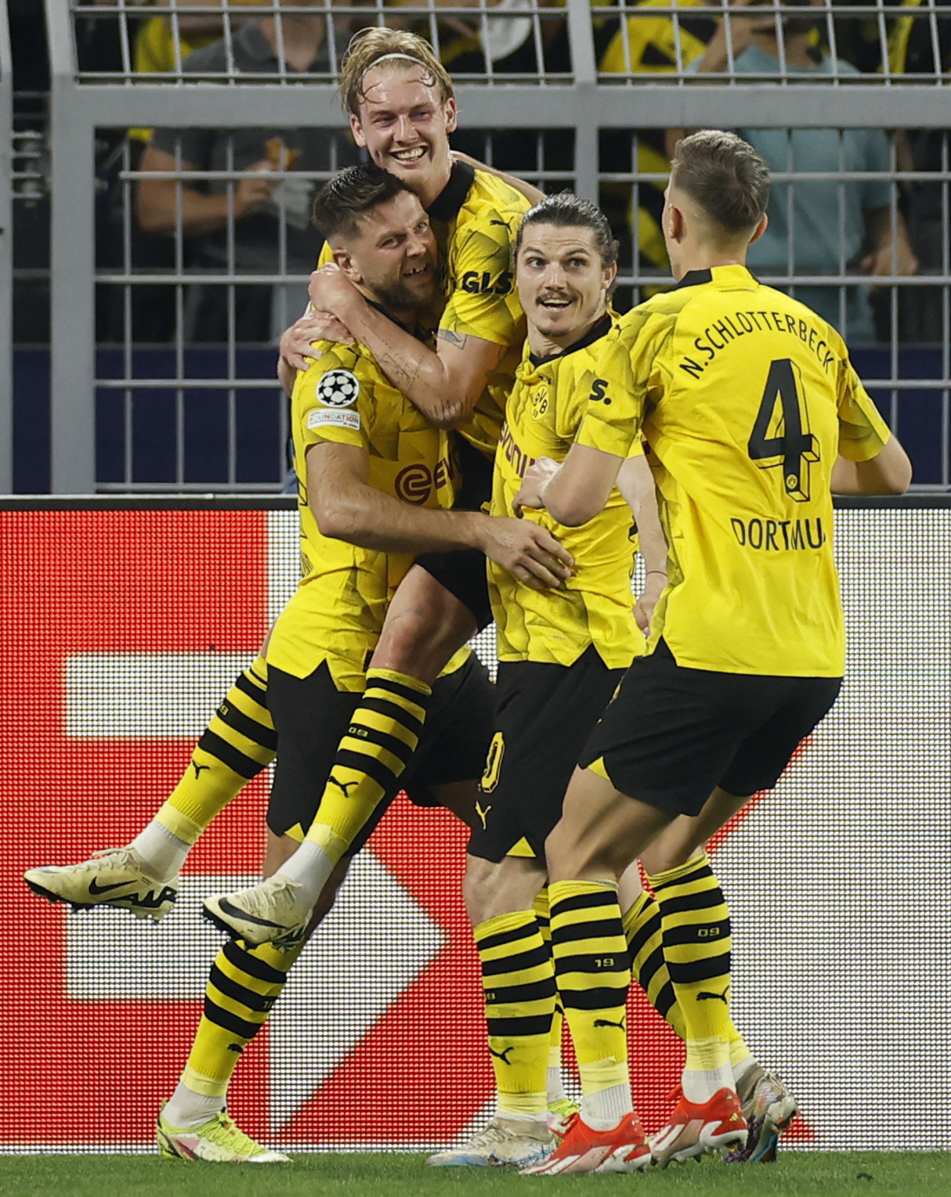 Jogadores do Borussia celebram gol de Fullkrug (esq.) (Foto: Odd ANDERSEN / AFP)