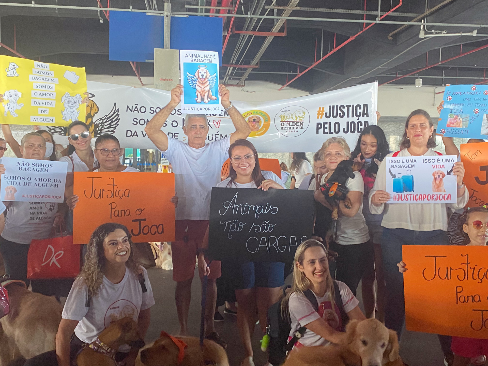 Ativistas e tutores se reuniram em protesto no aeroporto de Fortaleza nesta quarta-feira, 1º de maio (Foto: Penélope Menezes/O POVO)