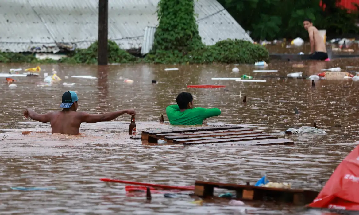Governo federal monta sala de situação para acompanhar enchentes no RS (Foto: © REUTERS/Diego Vara)