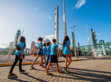 Crianças da Escola Novo Destino visitando a Planta de Biogás da Marquise Ambiental no Ceará 