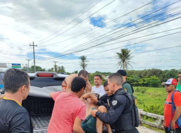 Os policiais regataram o idoso com o auxílio dos populares que lá estavam  