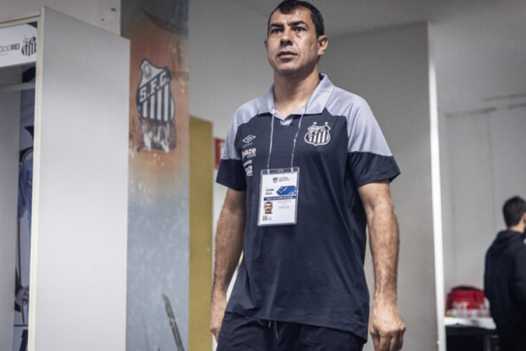 Treinador estava na mira do Vasco para assumir a equipe carioca, mas disse em entrevista coletiva que segue na Vila Belmiro