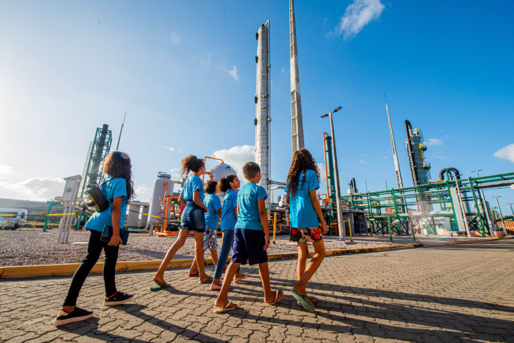 Crianças da Escola Novo Destino visitando a Planta de Biogás da Marquise Ambiental no Ceará