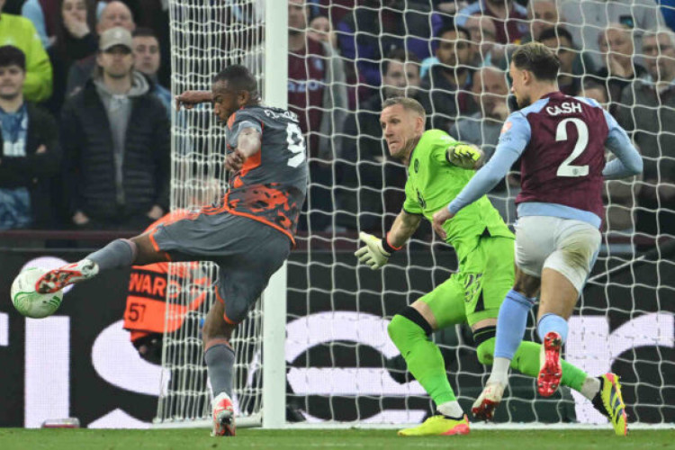 Na Inglaterra, o time grego venceu por 4 a 2. Pela equipe da casa, o brasileiro Douglas Luiz cometeu pênalti e desperdiçou cobrança