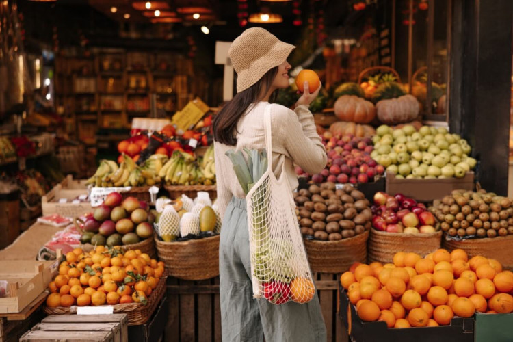 O consumo de frutas e legumes oferece diversas vantagens à saúde (Imagem: Look Studio | Shutterstock)