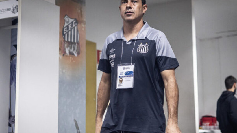 Treinador estava na mira do Vasco para assumir a equipe carioca, mas disse em entrevista coletiva que segue na Vila Belmiro 