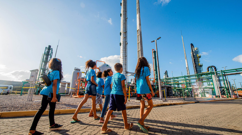 Crianças da Escola Novo Destino visitando a Planta de Biogás da Marquise Ambiental no Ceará 