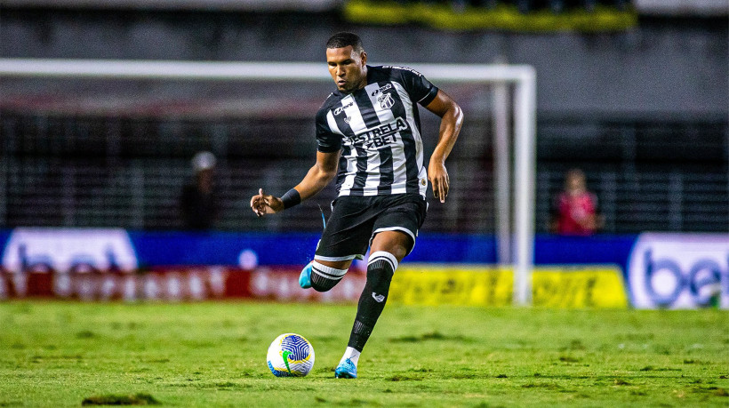 Matheus Felipe, zagueiro do Ceará, em partida contra o CRB 