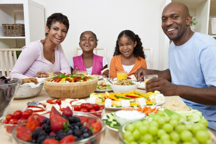 Uma dieta colorida é essencial para a saúde, pois fornecem uma ampla gama de nutrientes essenciais (Imagem: Spotmatik Ltd | Shutterstock)