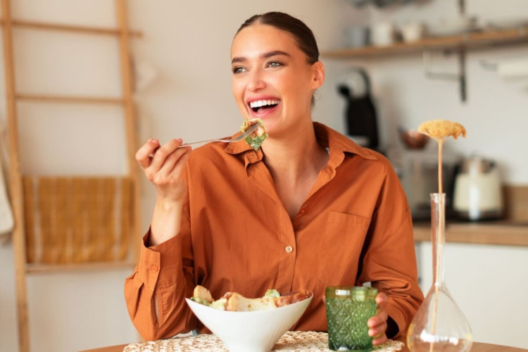 A alimentação saudável não precisa custar caro (Imagem: Prostock-studio | Shutterstock)