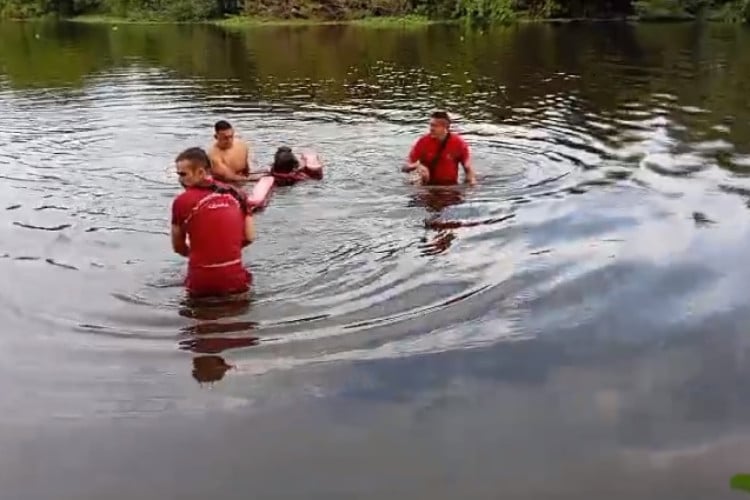 A moça desaparecida e uma amiga se banhavam no rio quando se afogaram