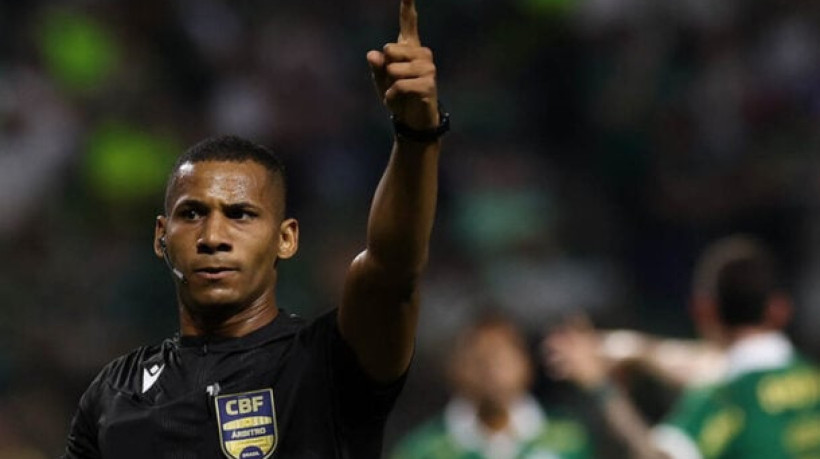 Equipe do árbitro de vídeo teve dúvida na hora de traçar as linhas no gol de Rony, contra o Botafogo-SP. Lance gerou revolta em Abel Ferreira 