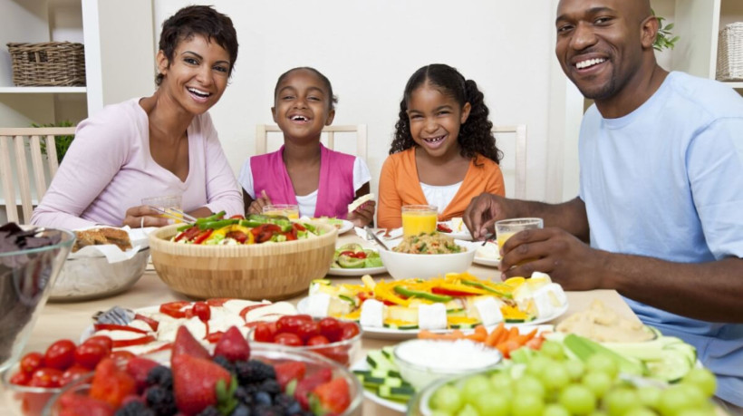Uma dieta colorida é essencial para a saúde, pois fornecem uma ampla gama de nutrientes essenciais (Imagem: Spotmatik Ltd | Shutterstock) 