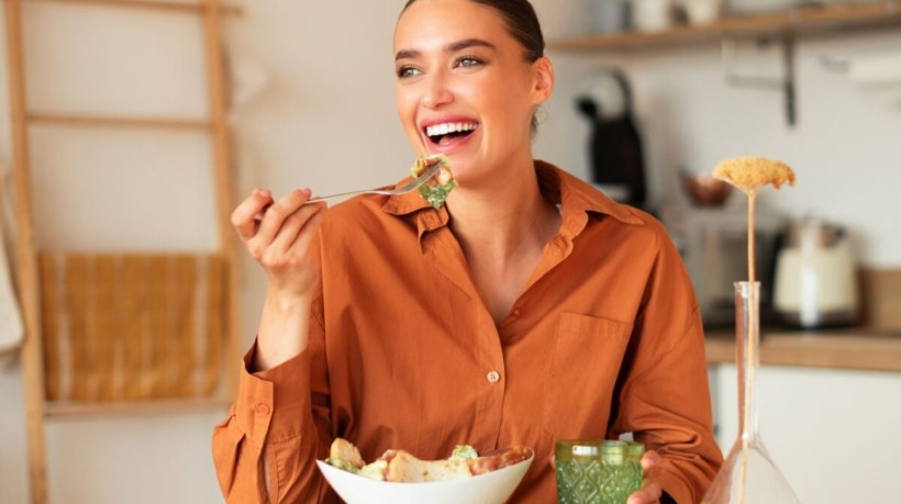 A alimentação saudável não precisa custar caro (Imagem: Prostock-studio | Shutterstock) 