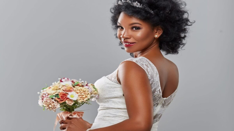 Uma das escolhas mais significativas para as noivas, sem dúvida, é o penteado (Imagem: Svetography | Shutterstock) 