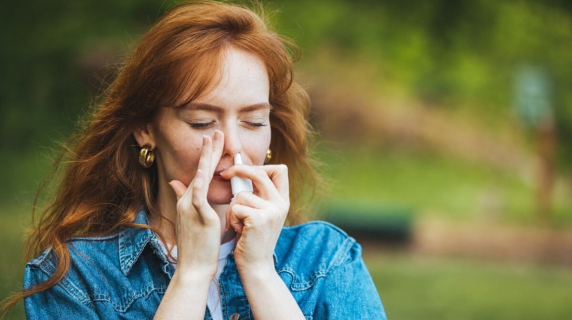 Quando usados de maneira incorreta, alguns descongestionantes nasais podem viciar (Imagem: Dragana Gordic | Shutterstock) 