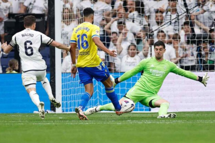 Diário espanhol vê 'problema' para Ancelotti no Real Madrid, já que o técnico precisará definir quem será o titular na meta