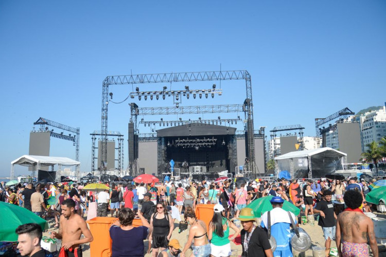 Fãs já se aglomeram em frente a palco do show da Madonna no Rio