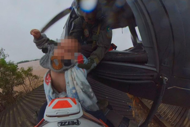 Bebê de dois anos foi resgatado por militares do Exército Brasileiro de helicóptero durante enchente no RS