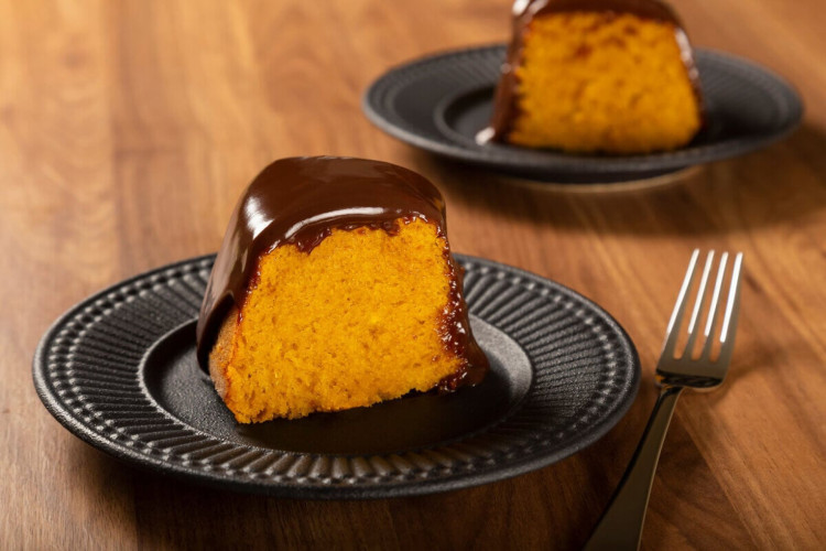 Bolo de cenoura com calda de chocolate (Imagem: WS-Studio  | Shutterstock)