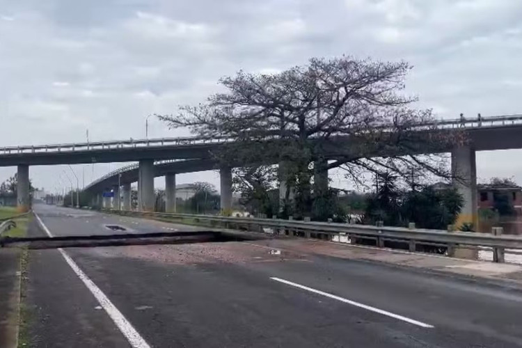 Pista cedeu após água que passa por baixo da avenida levar parte do asfalto