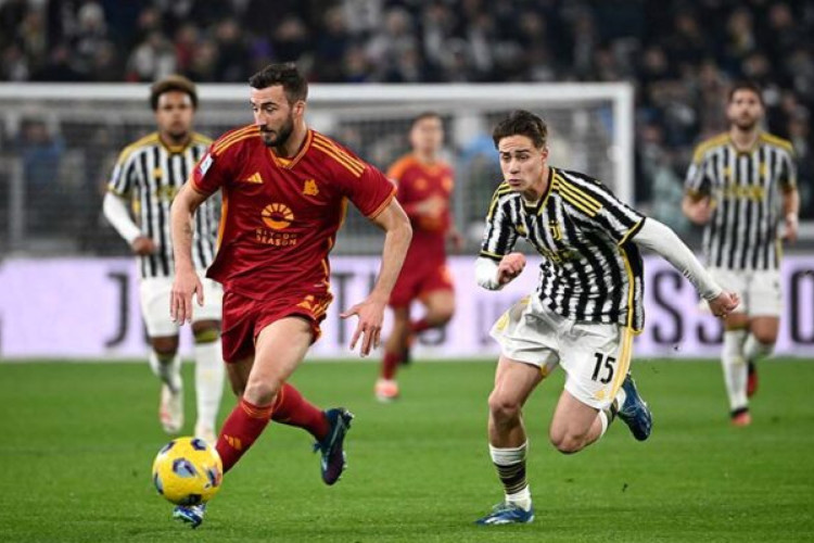Roma's Italian midfielder #04 Bryan Cristante (L) runs with the ball ahead of Juventus Turkish forward #15 Kenan Yildiz (R) during the Italian Serie A football match between Juventus and Roma at the Allianz Stadium in Turin, on December 30, 2023. (Photo by Isabella BONOTTO / AFP) (Photo by ISABELLA BONOTTO/AFP via Getty Images)