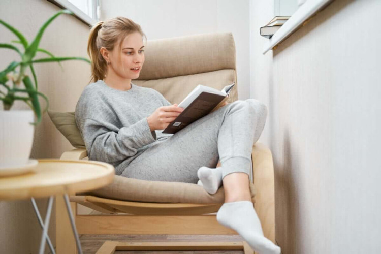 Ler é uma ótima opção para aproveitar a própria presença (Imagem: 2shrimpS | Shutterstock)