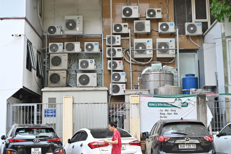 Aparelhos de ar-condicionado do lado de fora de um prédio em Hanói, Vietnã