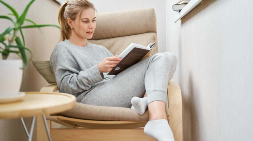 Ler é uma ótima opção para aproveitar a própria presença (Imagem: 2shrimpS | Shutterstock) 
