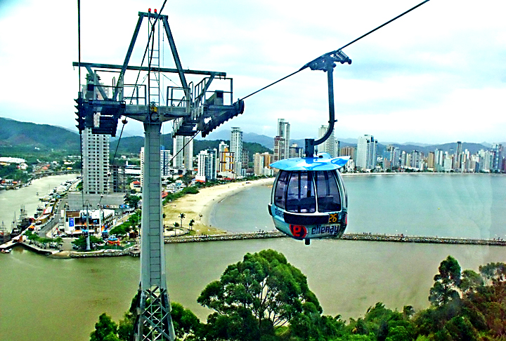 Balneário Camboriú tem ainda um teleférico e uma roda gigante que atraem pessoas de todas as idades.