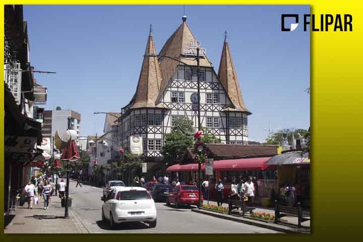 Balneário também fica a aproximadamente 40 km de Blumenau (foto), cidade que tem a tradicional Oktoberfest, festival de cerveja, cultura e alimentação alemã, em outubro. São milhares de turistas anualmente na região no período. 