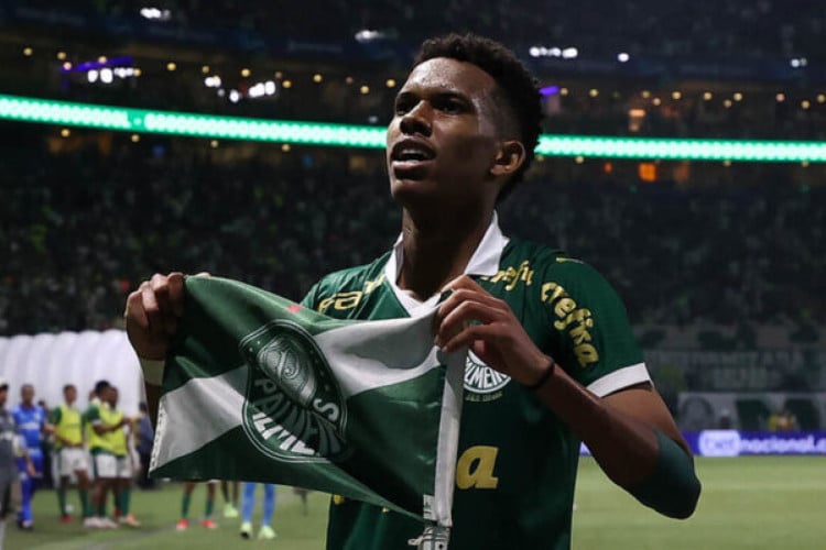 Em alta na carreira, Estêvão era do Cruzeiro e, antes de assinar com o Palmeiras, quase defendeu as cores do Atlético-MG