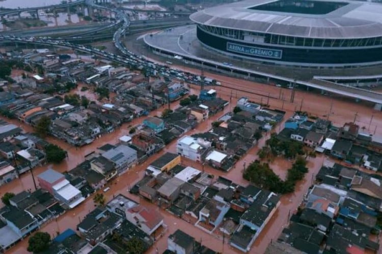 Casa do Grêmio era ponto de abrigo para vítimas das enchentes no Rio Grande do Sul, mas sofre com a ausência de água e luz