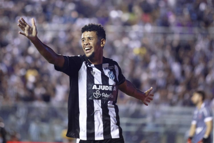 Kaique comemora gol no jogo Ceará x CRB, no PV, pela Série B 2024