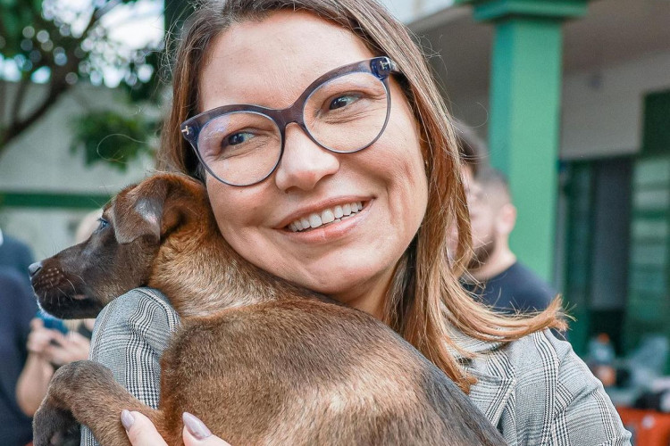 A primeira-dama Rosângela da Silva, a Janja, adotou uma cadela resgatada das enchentes que atingem o Rio Grande do Sul