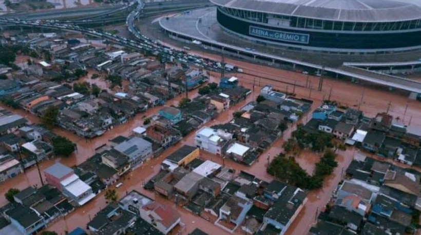 Casa do Grêmio era ponto de abrigo para vítimas das enchentes no Rio Grande do Sul, mas sofre com a ausência de água e luz 