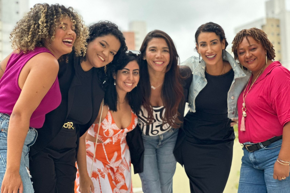 Tamara Colares (ao centro de vestido) e parte do grupo de mulheres do grupo de Mulheres Viajantes(Foto: Lucílio Lessa/Cenários Comunicação/ Divulgação)